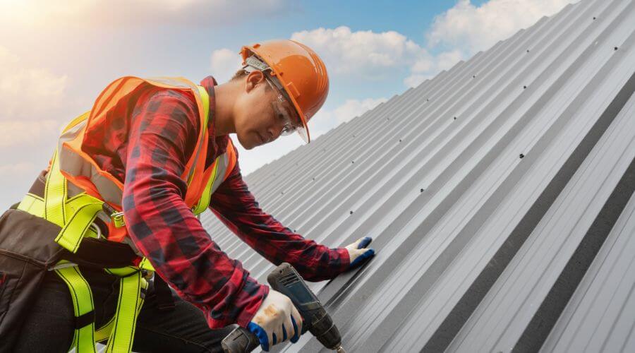 Professional gutter cleaning in Farmersburg, IA